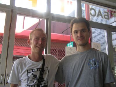 Roman från Vitryssland och Milan från Serbien på busstationen i Belgrad. Roman från Vitryssland och Milan från Serbien på busstationen i Belgrad.